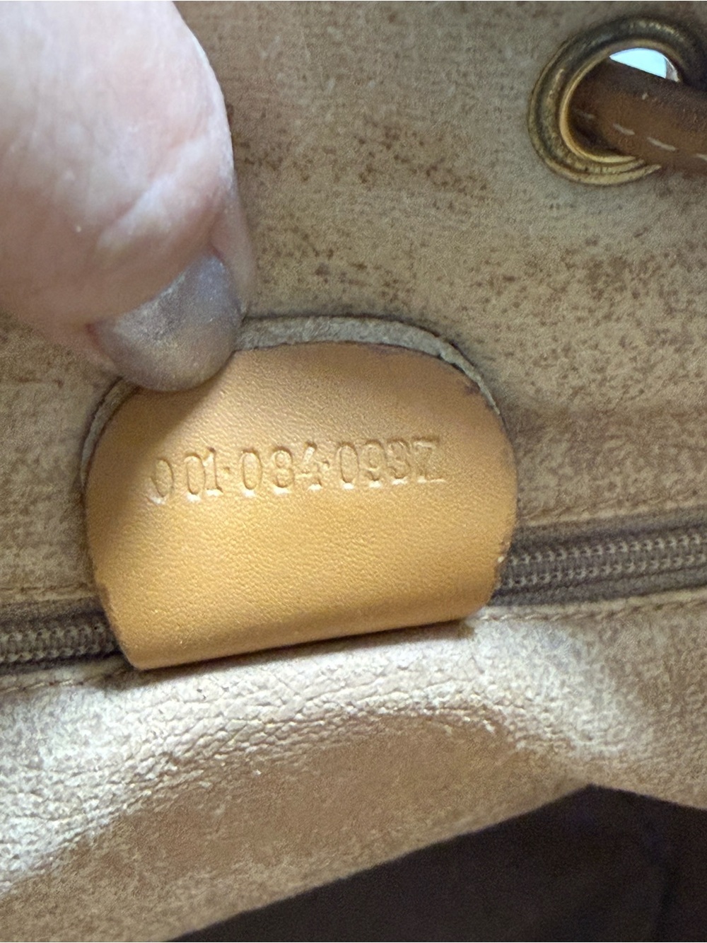 Classic Tan Drawstring Bucket Bag- Vintage Piece - Picture 7 of 8